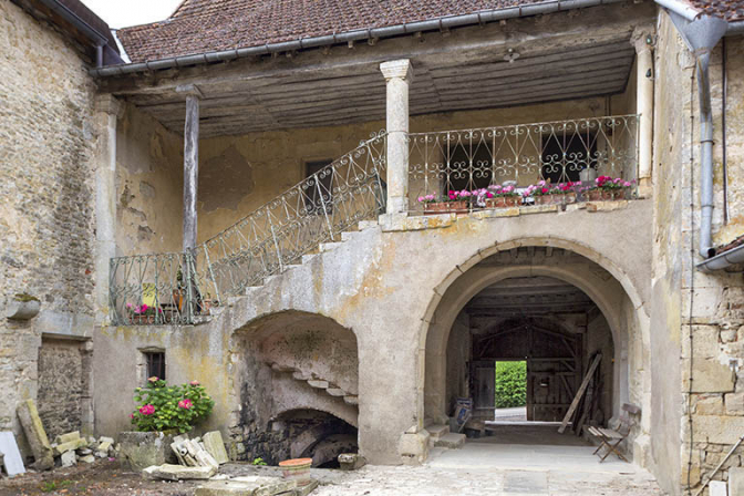 Demeure dite le Chapitre au 6 rue du Château, façade sur cour. © Région Bourgogne-Franche-Comté, Inventaire du patrimoine