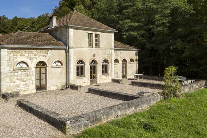 La façade antérieure, exposée au sud-est. © Région Bourgogne-Franche-Comté, Inventaire du patrimoine