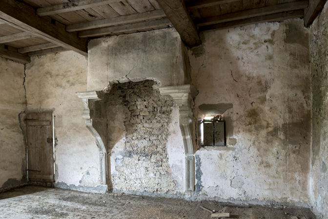 Cheminée adossée, à l'étage de l'ancien logis. © Région Bourgogne-Franche-Comté, Inventaire du patrimoine