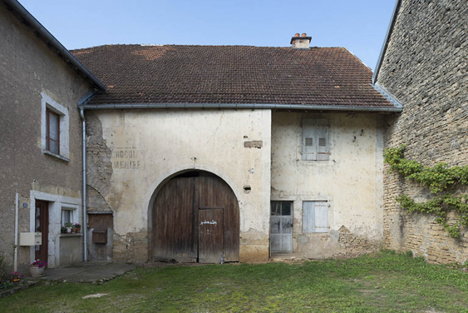 La grange avec le retour en équerre du logis. © Région Bourgogne-Franche-Comté, Inventaire du patrimoine