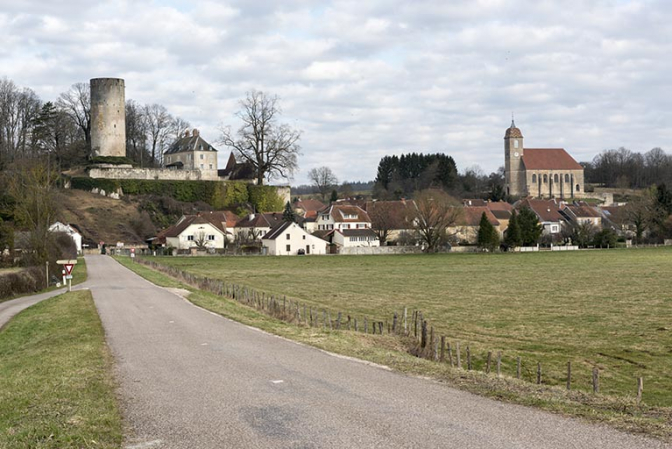 Vue générale du village, dominé par le château et l'église paroissiale. © Région Bourgogne-Franche-Comté, Inventaire du patrimoine