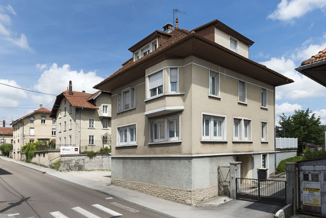 Vue d'ensemble dans la rue depuis le sud-ouest : la maison est visible au 2e plan. © Région Bourgogne-Franche-Comté, Inventaire du patrimoine