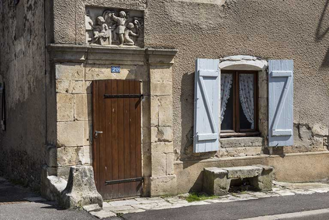 Porte d'entrée et fenêtre au rez-de-chaussée, façade antérieure. © Région Bourgogne-Franche-Comté, Inventaire du patrimoine