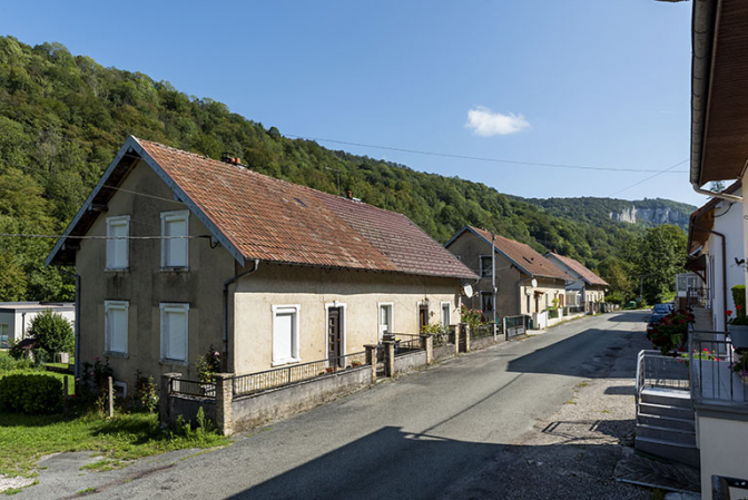 Côté gauche de la rue, avec au premier plan la maison aux n° 123 et 124 (cadastrée AD 126 et 127). © Région Bourgogne-Franche-Comté, Inventaire du patrimoine