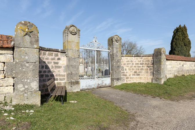 Mur d'enceinte et porte flamande du cimetière. © Région Bourgogne-Franche-Comté, Inventaire du patrimoine