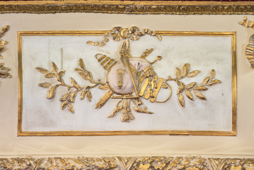 Décor sculpté de la première galerie : trophée d'instruments de musique, théâtre municipal, Nevers (58) © phot. P.-M. Barbe-Richaud, Région Bourgogne-Franche-Comté, Inventaire du patrimoine, 2024