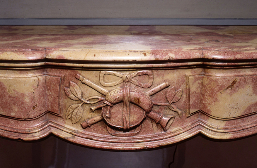 Cheminée Louis XV en marbre de Sampans : trophée d'instruments de musique, Besançon (25) © phot. J. Mongreville, Région Bourgogne-Franche-Comté, Inventaire du patrimoine, 1997