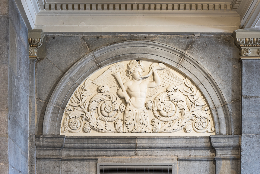 Bas-relief : phytomorphe tenant un instrument à vent et jouant du cor, théâtre municipal, Dijon (21) © phot. P.-M. Barbe-Richaud, Région Bourgogne-Franche-Comté, Inventaire du patrimoine, 2022