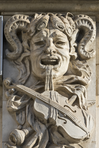 Bas-relief et mascaron : la Comédie, cinéma Le Vauban, Avallon (89) © phot. P.-M. Barbe-Richaud, Région Bourgogne-Franche-Comté, Inventaire du patrimoine, 2023