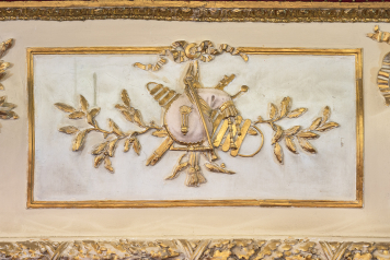 Décor sculpté de la première galerie : trophée d'instruments de musique, théâtre municipal, Nevers (58) © phot. P.-M. Barbe-Richaud, Région Bourgogne-Franche-Comté, Inventaire du patrimoine, 2024