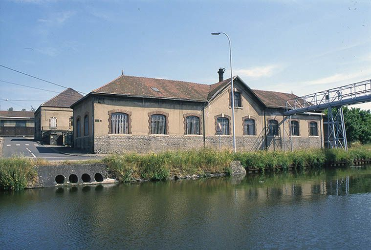 Façade postérieure de l'atelier d'ajustage et de tournage vue depuis les quais. © Jean-Luc Duthu / Région Bourgogne-Franche-Comté, Inventaire du patrimoine - 1996