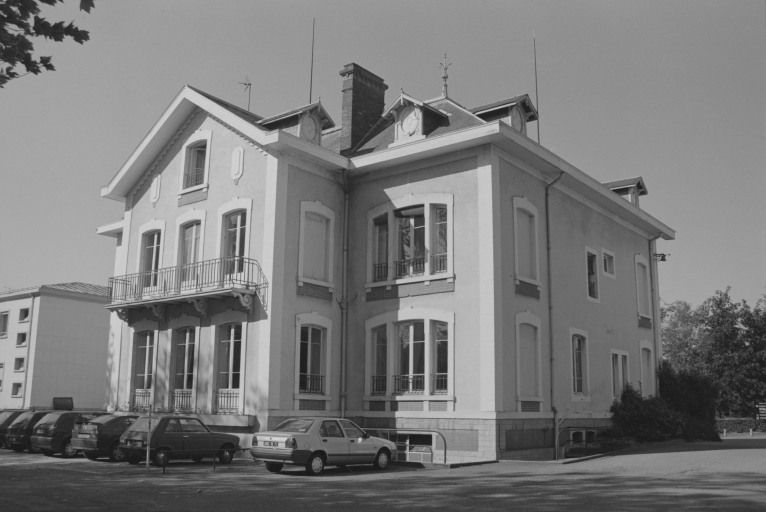 Façade antérieure du Château de Galuzot (1859-1863). © Frédéric Pillet / Région Bourgogne-Franche-Comté, Inventaire du patrimoine - 1998