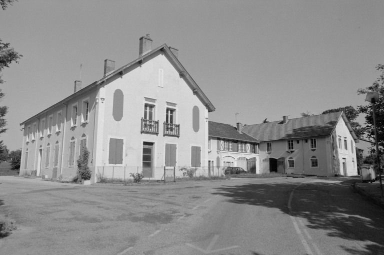 Logement des domestiques et écurie du Château de Galuzot (bâtiment d'administration et écuries de 1837-40 transformés en 1859-63). © Frédéric Pillet / Région Bourgogne-Franche-Comté, Inventaire du patrimoine - 1998
