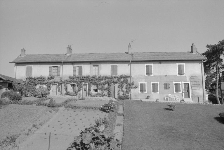 Ferme du Château de Galuzot (anciens logements ouvriers des années 1830 transformés vers 1860 - façade Sud). © Frédéric Pillet / Région Bourgogne-Franche-Comté, Inventaire du patrimoine - 1998