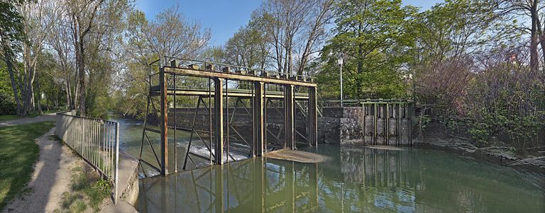 Barrage sur l'Ouche : la retenue d'eau en amont. © Thierry Kuntz / Région Bourgogne-Franche-Comté, Inventaire du patrimoine - 2011
