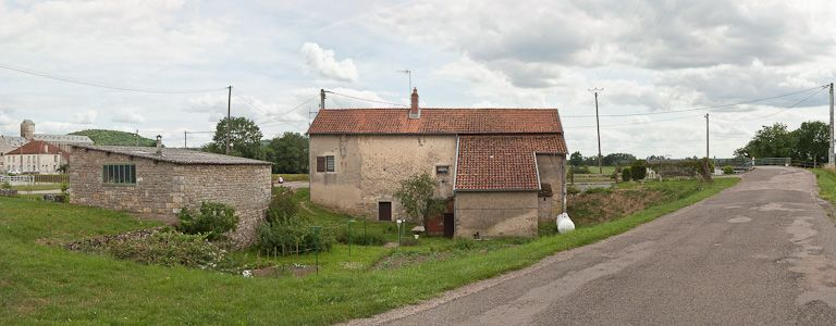 Vue de la façade arrière de la maison éclusière. © Pierre-Marie Barbe-Richaud / Région Bourgogne-Franche-Comté, Inventaire du patrimoine - 2011