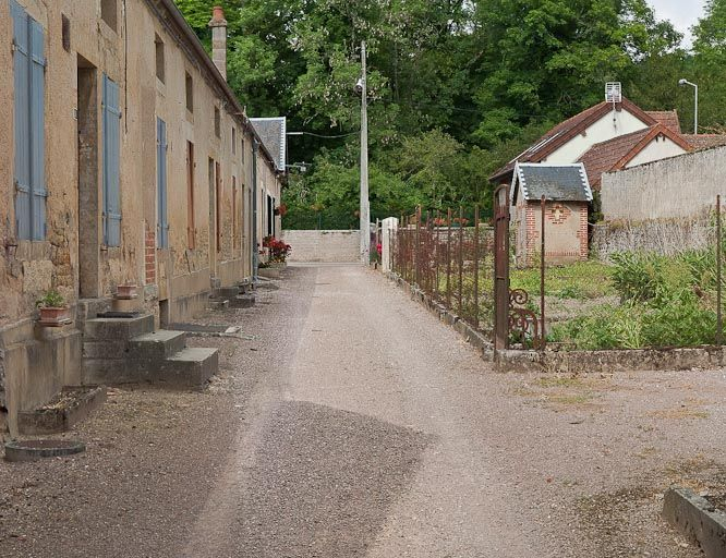Vue des maisons donnant sur le jardin. © Pierre-Marie Barbe-Richaud / Région Bourgogne-Franche-Comté, Inventaire du patrimoine - 2011
