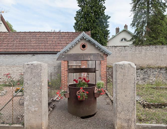 Vue du puits et des latrines dépendant des maisons. © Pierre-Marie Barbe-Richaud / Région Bourgogne-Franche-Comté, Inventaire du patrimoine - 2011