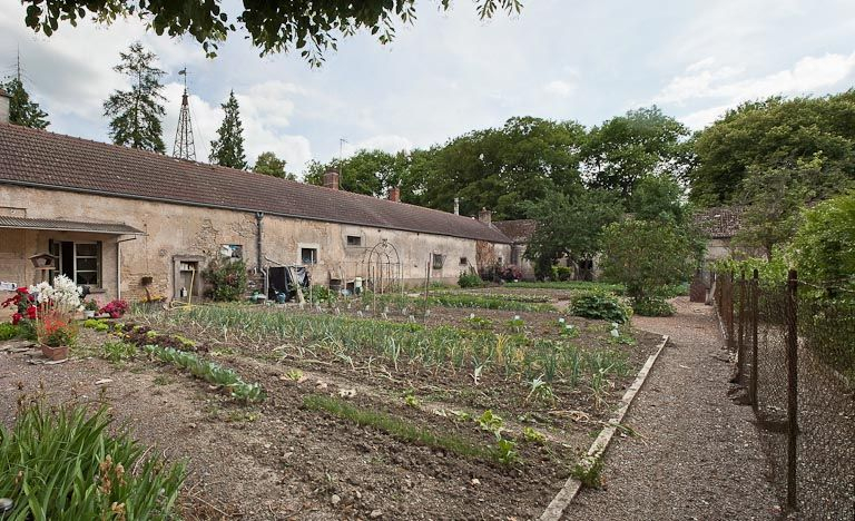 Vue de la cour intérieure. © Pierre-Marie Barbe-Richaud / Région Bourgogne-Franche-Comté, Inventaire du patrimoine - 2011