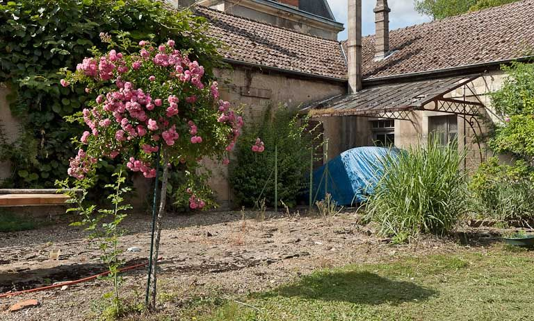 Détail d'une partie de la cour intérieure. © Pierre-Marie Barbe-Richaud / Région Bourgogne-Franche-Comté, Inventaire du patrimoine - 2011