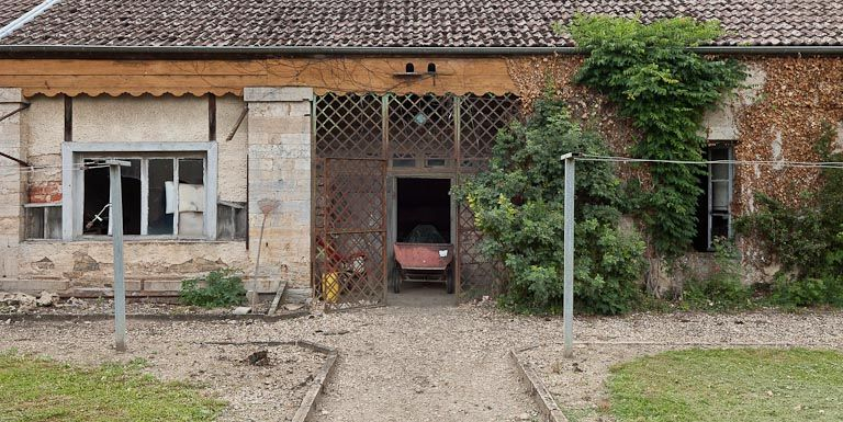 Vue d'un garage dans la cour intérieure. © Pierre-Marie Barbe-Richaud / Région Bourgogne-Franche-Comté, Inventaire du patrimoine - 2011