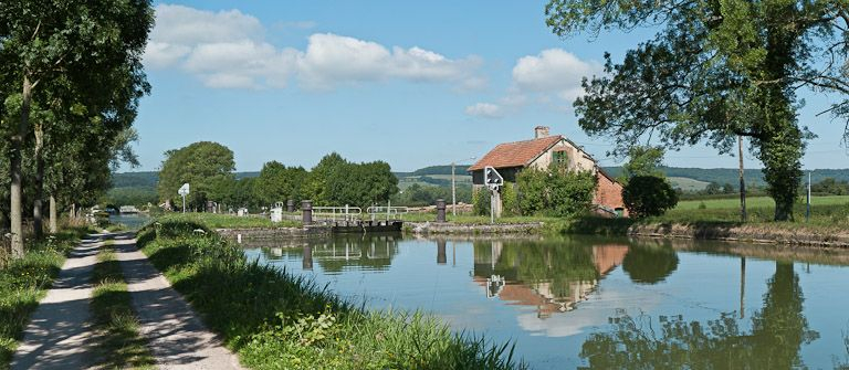 Vue du site d'écluse depuis l'amont. © Pierre-Marie Barbe-Richaud / Région Bourgogne-Franche-Comté, Inventaire du patrimoine - 2011