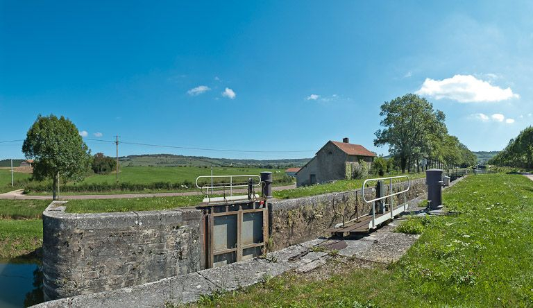 Vue du site d'écluse depuis l'aval. © Pierre-Marie Barbe-Richaud / Région Bourgogne-Franche-Comté, Inventaire du patrimoine - 2011