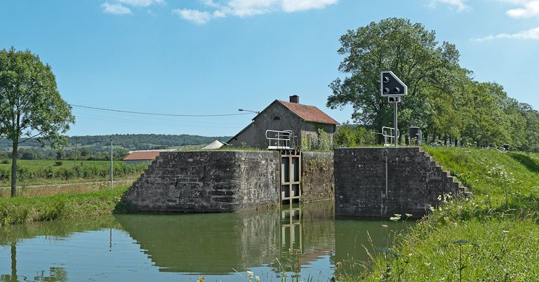 Vue du site d'écluse depuis l'aval. © Pierre-Marie Barbe-Richaud / Région Bourgogne-Franche-Comté, Inventaire du patrimoine - 2011