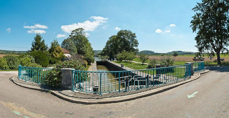 Vue du sas d'écluse depuis le pont. © Pierre-Marie Barbe-Richaud / Région Bourgogne-Franche-Comté, Inventaire du patrimoine - 2011
