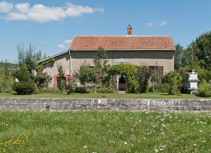 Vue de face de la maison éclusière. © Pierre-Marie Barbe-Richaud / Région Bourgogne-Franche-Comté, Inventaire du patrimoine - 2011