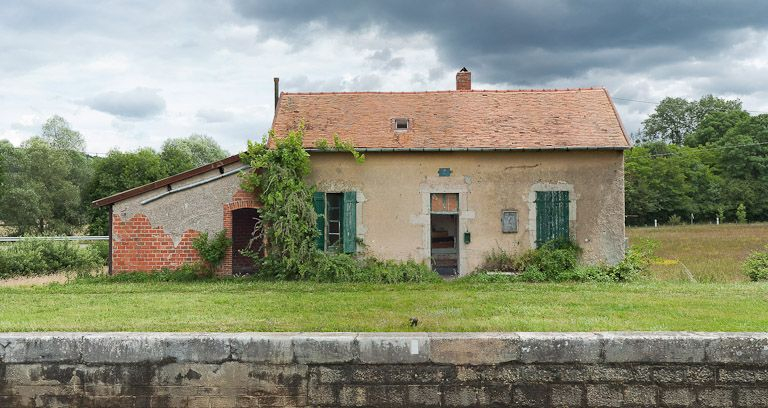 Vue de face de la maison éclusière. © Pierre-Marie Barbe-Richaud / Région Bourgogne-Franche-Comté, Inventaire du patrimoine - 2011