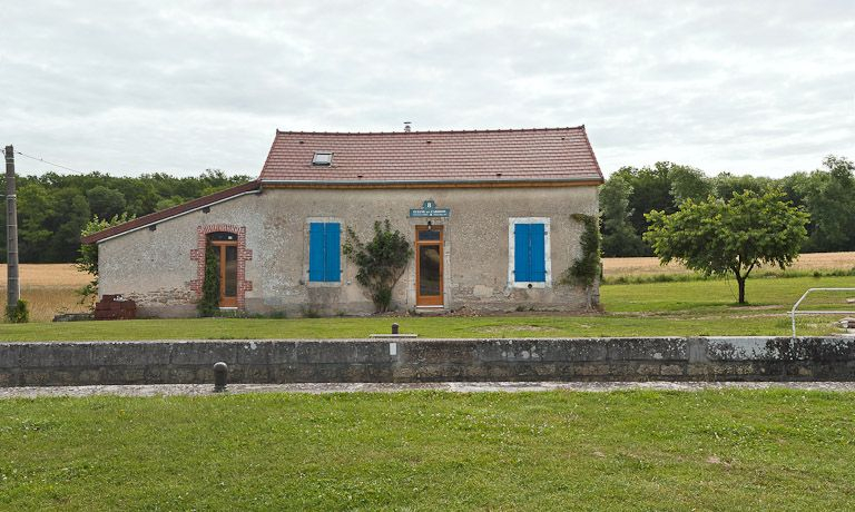 Vue de face de la maison éclusière. © Pierre-Marie Barbe-Richaud / Région Bourgogne-Franche-Comté, Inventaire du patrimoine - 2011