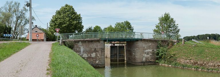 Vue du pont depuis l'aval. © Pierre-Marie Barbe-Richaud / Région Bourgogne-Franche-Comté, Inventaire du patrimoine - 2011