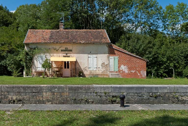 Vue de face de la maison éclusière. © Pierre-Marie Barbe-Richaud / Région Bourgogne-Franche-Comté, Inventaire du patrimoine - 2011