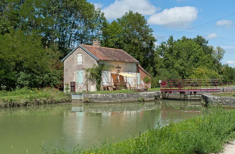 Vue du site d'écluse depuis l'amont. © Pierre-Marie Barbe-Richaud / Région Bourgogne-Franche-Comté, Inventaire du patrimoine - 2011