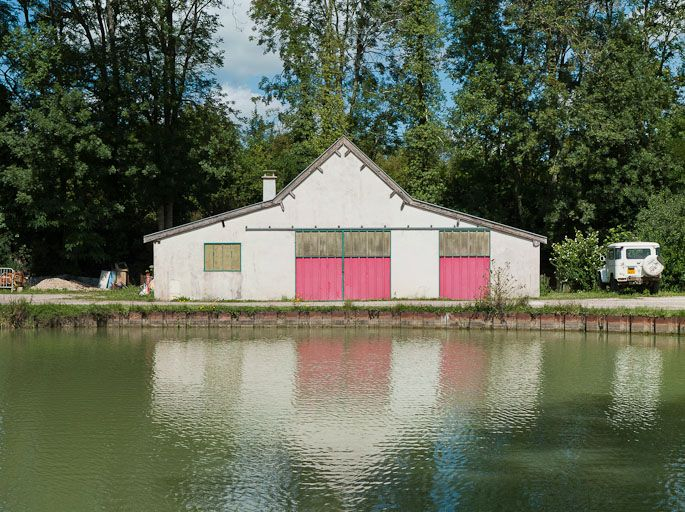 Vue d'un hangar sur le port. © Pierre-Marie Barbe-Richaud / Région Bourgogne-Franche-Comté, Inventaire du patrimoine - 2011