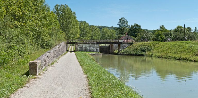 Vue du pont ferroviaire depuis l'aval. © Pierre-Marie Barbe-Richaud / Région Bourgogne-Franche-Comté, Inventaire du patrimoine - 2011