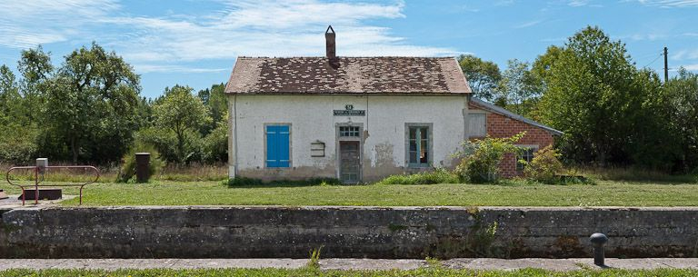 Vue de face de la maison éclusière. © Pierre-Marie Barbe-Richaud / Région Bourgogne-Franche-Comté, Inventaire du patrimoine - 2011