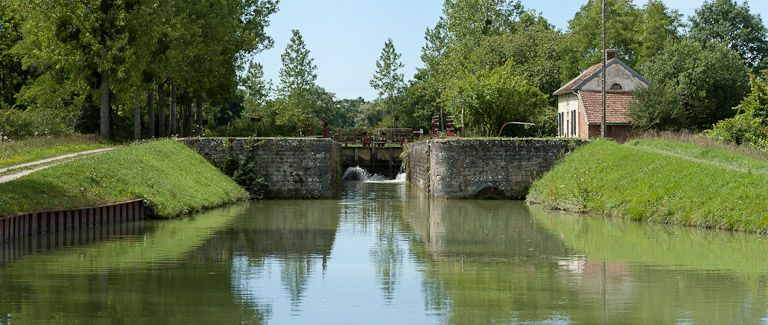 Vue du site d'écluse depuis l'aval. © Pierre-Marie Barbe-Richaud / Région Bourgogne-Franche-Comté, Inventaire du patrimoine - 2011