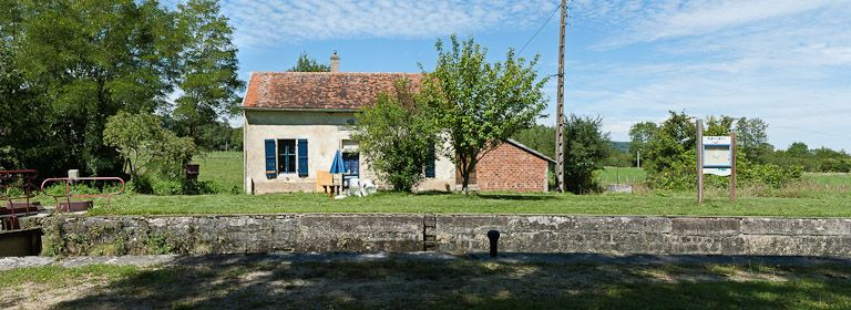 Vue de face de la maison éclusière. © Pierre-Marie Barbe-Richaud / Région Bourgogne-Franche-Comté, Inventaire du patrimoine - 2011