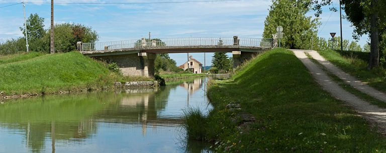 Vue du pont depuis l'aval. © Pierre-Marie Barbe-Richaud / Région Bourgogne-Franche-Comté, Inventaire du patrimoine - 2011