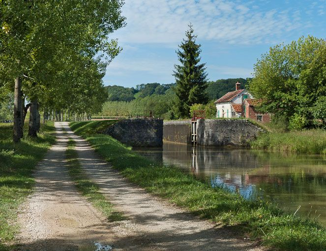 Vue du site d'écluse depuis l'aval. © Pierre-Marie Barbe-Richaud / Région Bourgogne-Franche-Comté, Inventaire du patrimoine - 2011