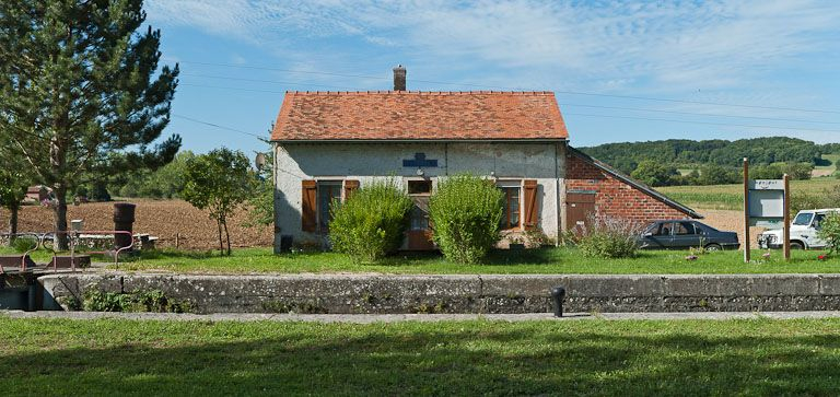 Vue de face de la maison éclusière. © Pierre-Marie Barbe-Richaud / Région Bourgogne-Franche-Comté, Inventaire du patrimoine - 2011