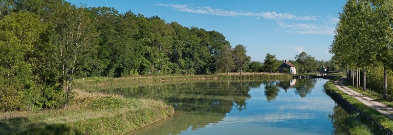 Vue de la gare d'eau située en amont du site d'écluse 37 du versant Yonne. © Pierre-Marie Barbe-Richaud / Région Bourgogne-Franche-Comté, Inventaire du patrimoine - 2011