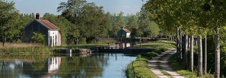 Vue du site d'écluse 37 Y depuis l'amont. A l'arrière-plan, vue du site d'écluse 38 Y © Pierre-Marie Barbe-Richaud / Région Bourgogne-Franche-Comté, Inventaire du patrimoine - 2011