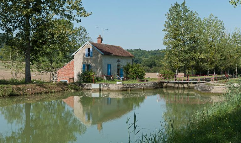 Vue du site d'écluse depuis l'amont. © Pierre-Marie Barbe-Richaud / Région Bourgogne-Franche-Comté, Inventaire du patrimoine - 2011