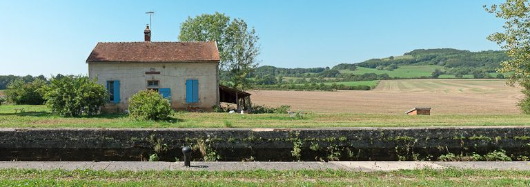 Vue de face de la maison éclusière. © Pierre-Marie Barbe-Richaud / Région Bourgogne-Franche-Comté, Inventaire du patrimoine - 2011