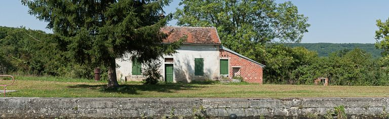 Vue de face de la maison éclusière. © Pierre-Marie Barbe-Richaud / Région Bourgogne-Franche-Comté, Inventaire du patrimoine - 2011