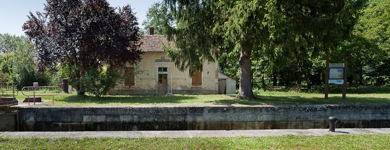 Vue de face de la maison éclusière. © Pierre-Marie Barbe-Richaud / Région Bourgogne-Franche-Comté, Inventaire du patrimoine - 2011
