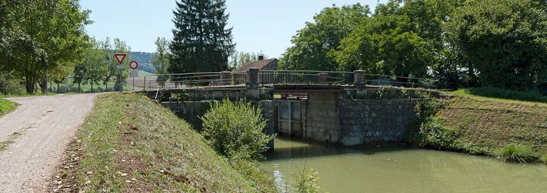 Vue du pont depuis l'amont. © Pierre-Marie Barbe-Richaud / Région Bourgogne-Franche-Comté, Inventaire du patrimoine - 2011